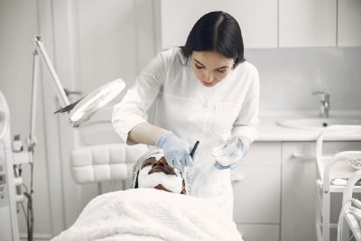 Baby botox: защо микродозите изместиха голямата намеса