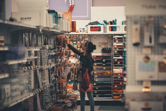 Жена избира козметични продукти