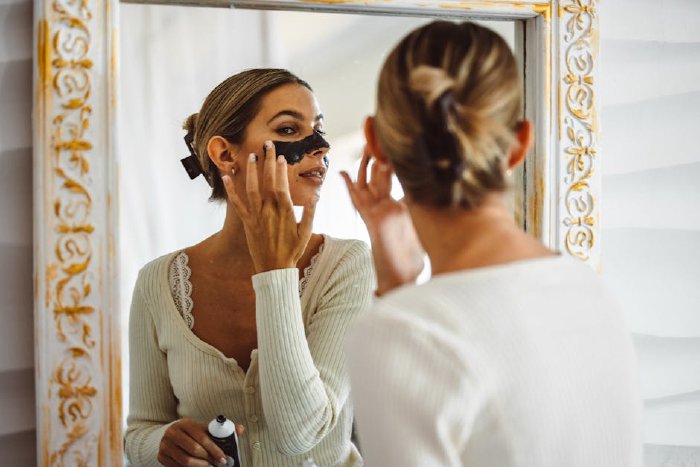 Жена, която нанася натурална маска на лицето