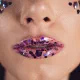 Перлени устни през есента: как да носите завърналия се Y2K блясък без да изглеждате старомодно