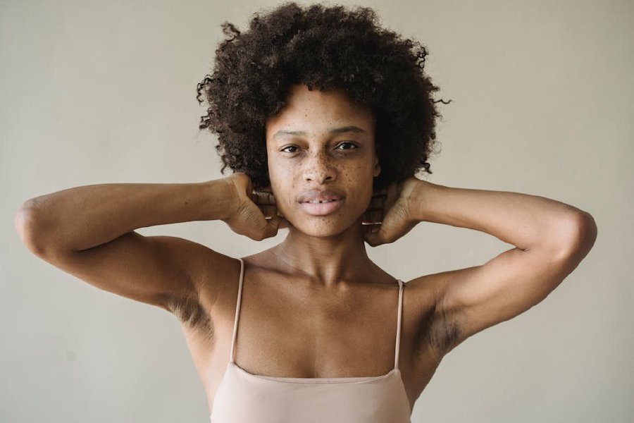 Защо все повече жени премахват силиконовите импланти и избират естествената си визия