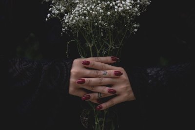 Вишнев маникюр за есента: 6 идеи, които стоят перфектно и на къси нокти