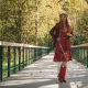 Червените ботуши - как един смел аксесоар може да промени целия ви есенен гардероб
