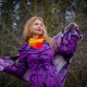 Червено с лилаво: как да носите най-смелото цветово дуо на есента, без да прекалявате
