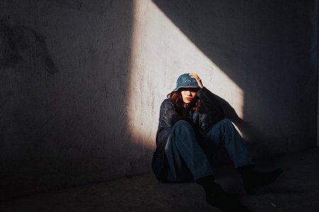 Дънковата шапка - аксесоарът, който ще царува това лято и как да го носиш стилно