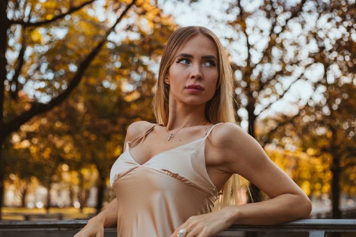 Жена в сатенена рокля в нежен пастелен цвят