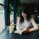 Книгата като моден аксесоар: как четенето стана новият шик