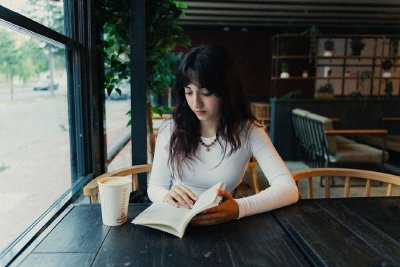 Книгата като моден аксесоар: как четенето стана новият шик