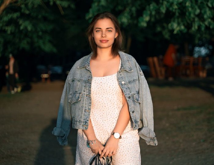 Бяла дантелена рокля, съчетана с дънково яке