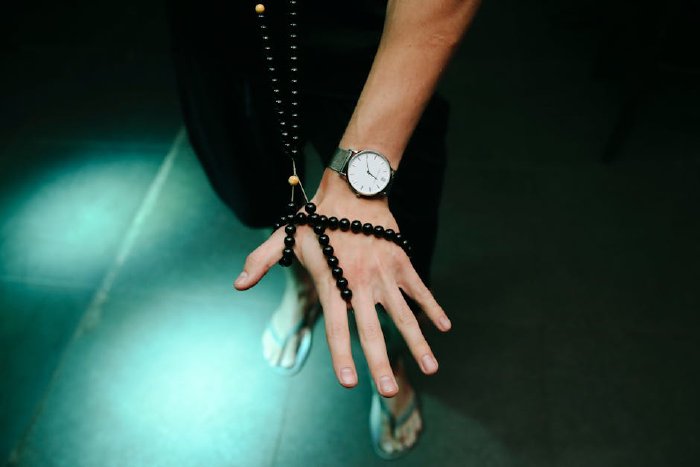 Минималистични бижута допълват елегантната визия