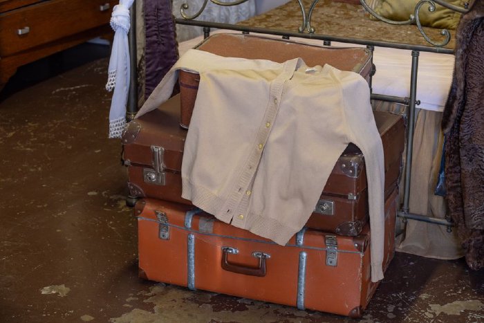 Жена в уютна плетена жилетка у дома