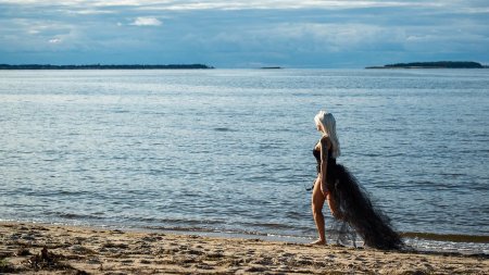 Ретро блясък в черно: как да пренесеш визията на Дженифър Лопес от Vogue World 2026 в своя гардероб