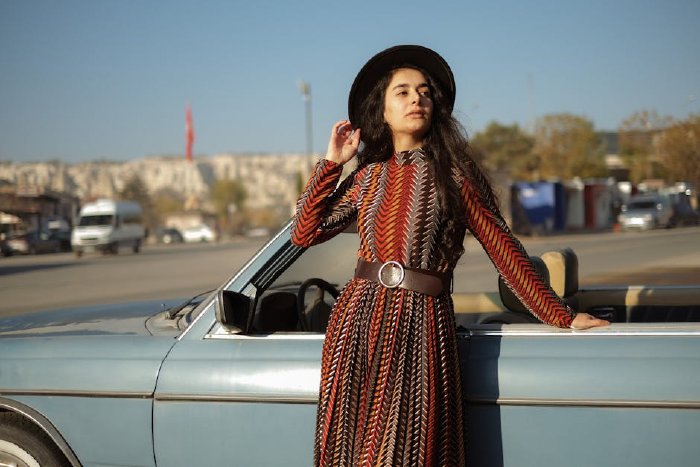 Ретро кола и модна фотосесия - вдъхновение за лятно стилово приключение