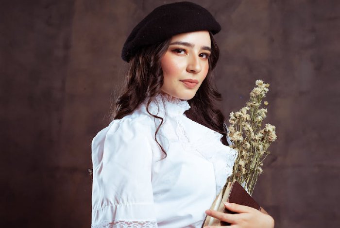 Елегантна прозрачна блуза с характерна кройка