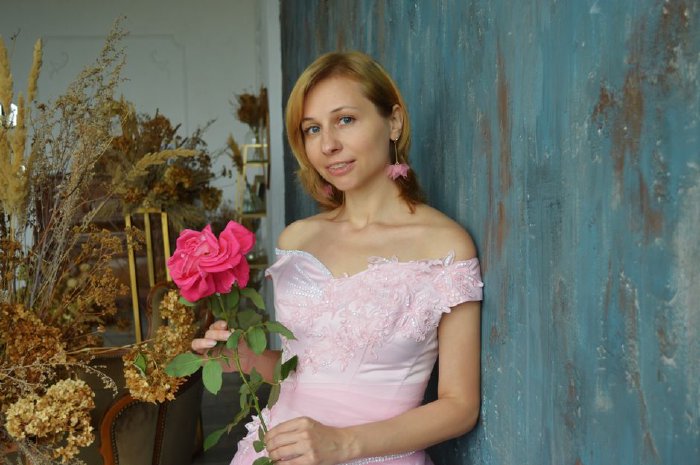 Елегантна розова рокля за специални поводи