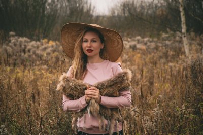 Широкопола шапка с характер - 5 стайлинг формули за пролетта