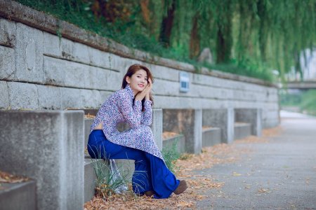 Как да носим цветни принтове през есента без да изглеждаме неуместно