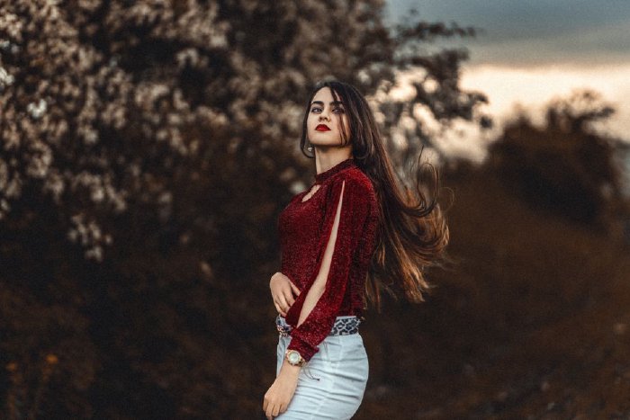Флорална блуза с дънки - ежедневна есенна визия