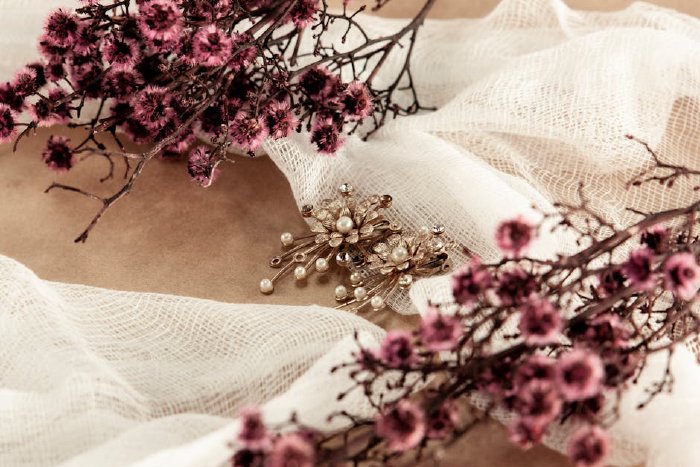 Стилни аксесоари към флорален аутфит