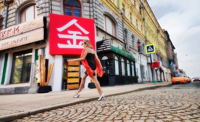 Жена, крачеща уверено на високи токчета по улица