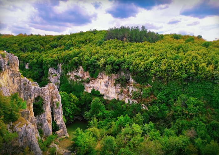 Панорамна гледка към Велико Търново и река Янтра