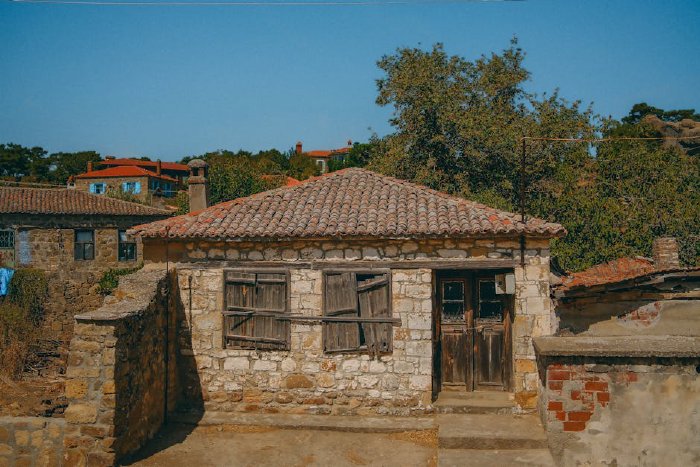 Каменни къщи в планинско село