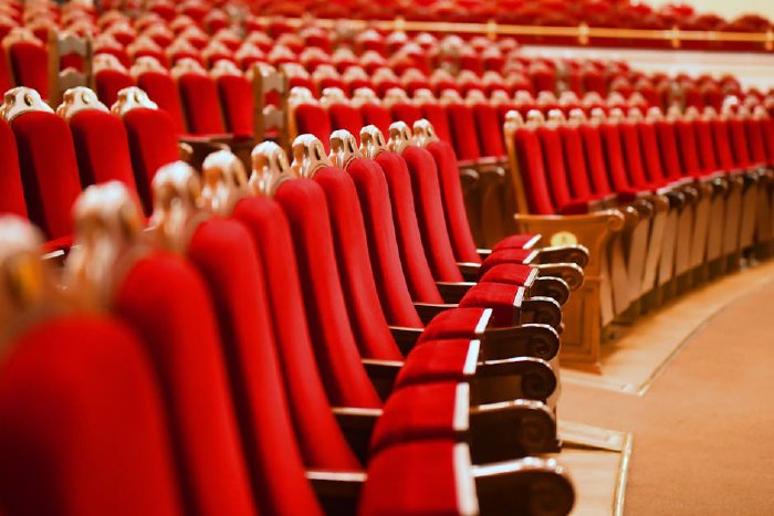 Публика по време на антракт в софийски театър