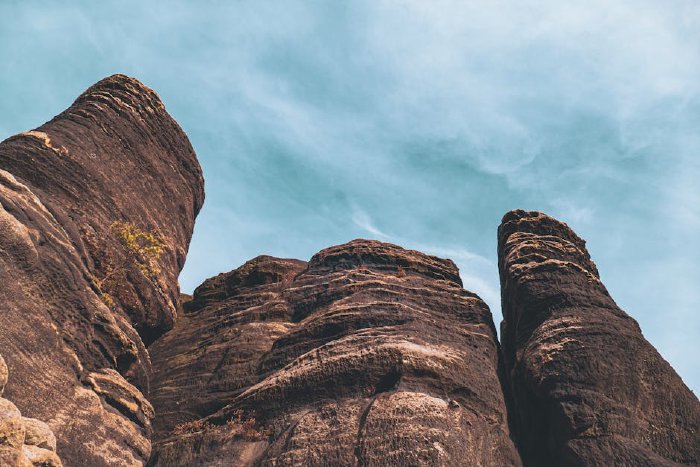 Каменни колони сред зеленина - природата създава форми, които будят въображението