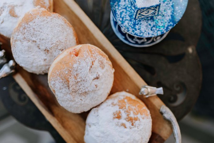 Златисти домашни бухтички, наредени на чиния