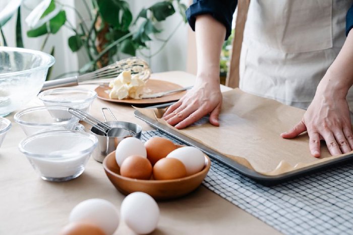Подредени купички с предварително подготвени продукти