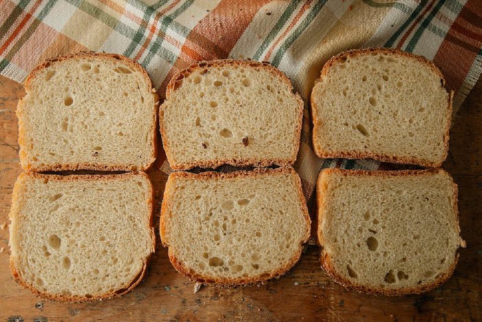 Нарязан домашен козунак с видима пухкава текстура