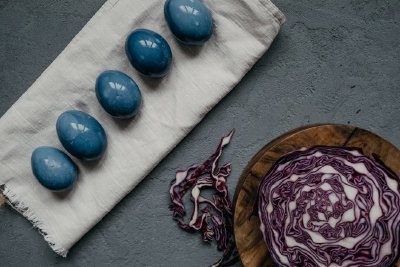 Кухненският шкаф като палитра: 7 продукта за великденски яйца в земни тонове