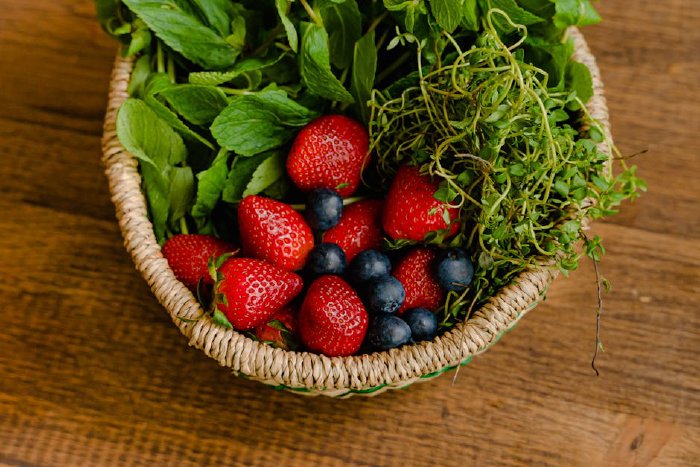 Пресни сезонни продукти - ягоди и репички