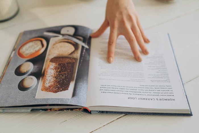 Отворена кулинарна книга с продукти на масата