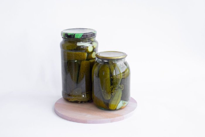 Буркани с пъстра туршия и марината