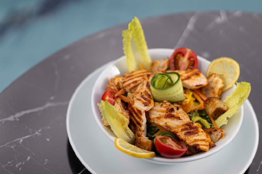 Пилешка салата с крутони и пикантен аншоа дресинг