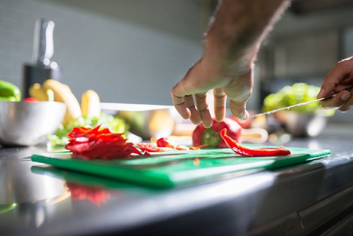 Подредени продукти и съставки върху кухненски плот