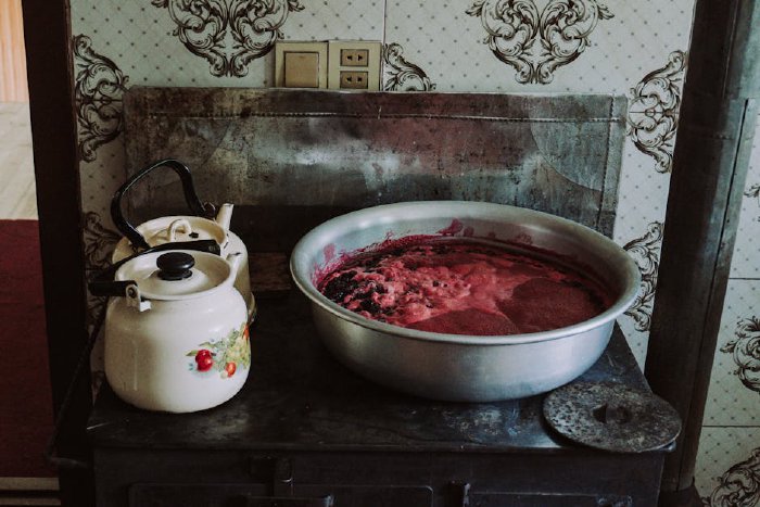 Бешамел сос в тенджера с бъркалка