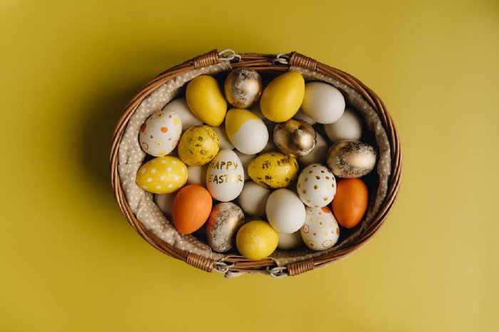 Готови великденски яйца в кошничка