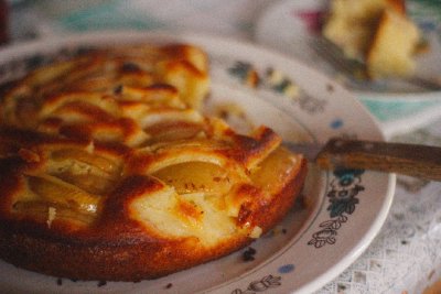 Ябълков сладкиш в една купа: бърза рецепта без миксер за всеки ден