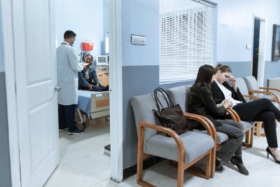 Как бюджетната криза в здравеопазването засяга джоба на всеки пациент в България