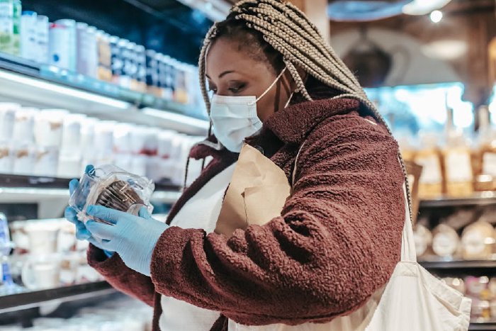 Четене на етикет на хранителен продукт в магазина