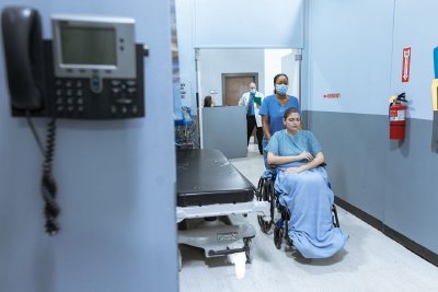 Защо медицински специалисти напускат държавни болници и какво означава това за пациентите