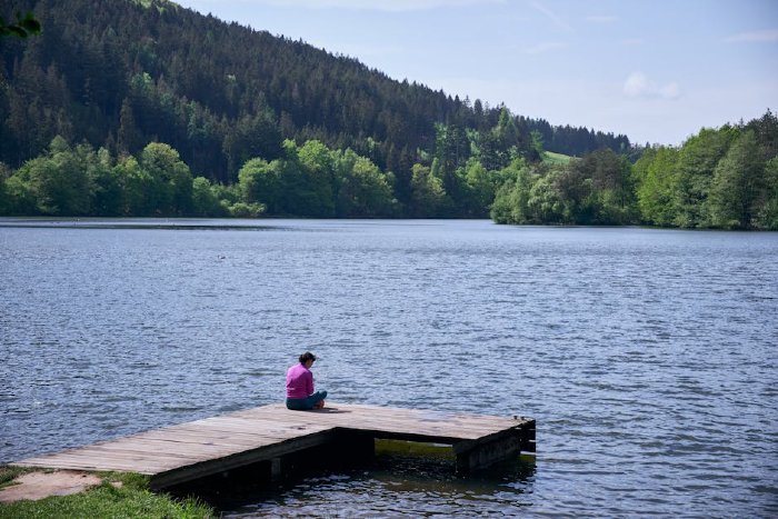 Жена медитира по време на почивка от работа