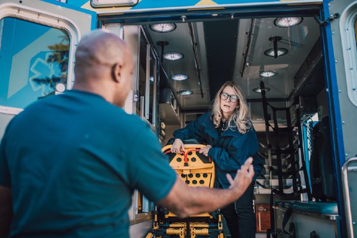 Екип в спешно отделение работи с пациент