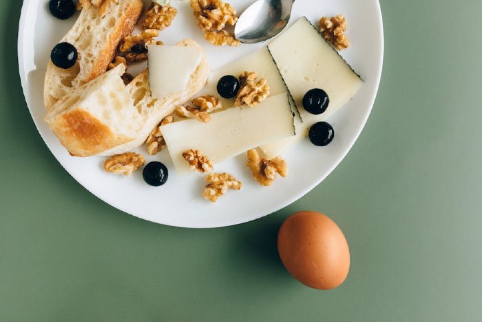 Здравословна закуска с яйца и млечни продукти