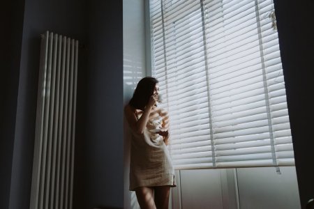 Защо изглеждаш уморена още от сутринта: 7 навика, които крадат свежестта ти