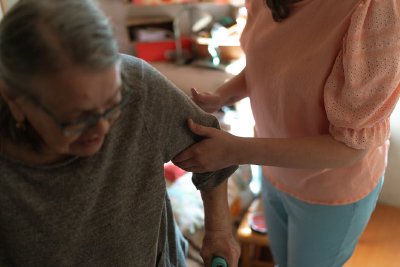 Животът с Паркинсон в България - защо емоционалната подкрепа е също толкова важна, колкото лекарствата